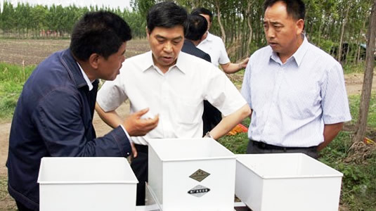 長春市農(nóng)委副主任孫長占、榆樹市市長王是非一行在我公司總經(jīng)理陪同下觀看2ZB-14型播種機現(xiàn)場演示